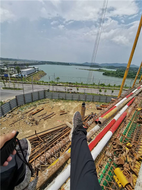 固镇县作业中发生设备损坏或人员意外，责任怎么划分？