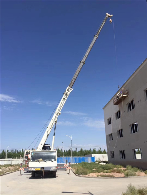 固镇县“轻装强干”—— 吊车的 “轻量化臂架” 技术